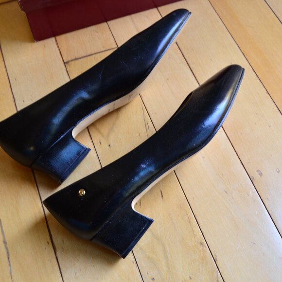 Vintage Etienne Aigner Madrid Leather Heels in Classic Black Size 9 - Picture 4 of 13